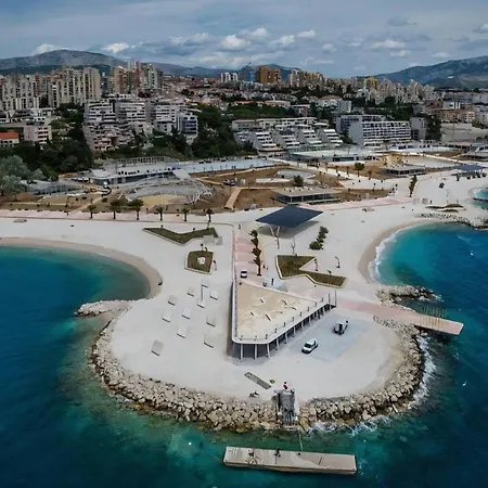 Bonus And Private Parking * Split