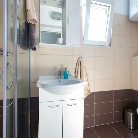 Bonus And Private Parking * Split