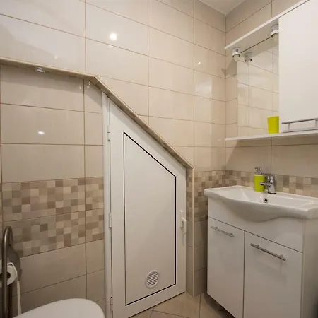 Bonus And Private Parking Apartment Split