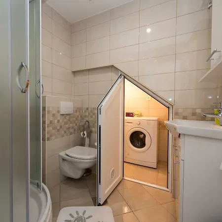 Bonus And Private Parking Apartment Split