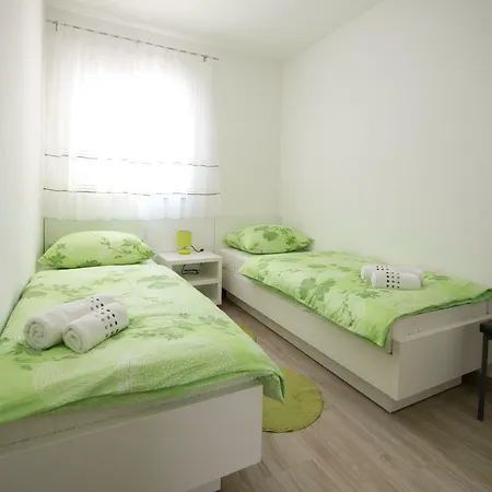 Bonus And Private Parking Apartment