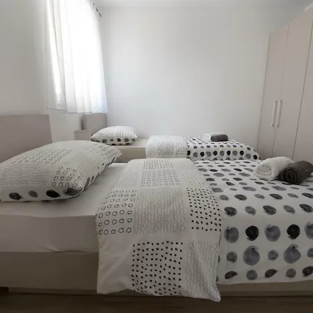 Bonus And Private Parking Apartment Split